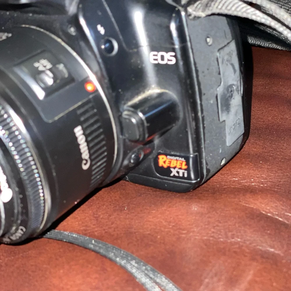Canon camera, 3 batteries, standard lense and camera case